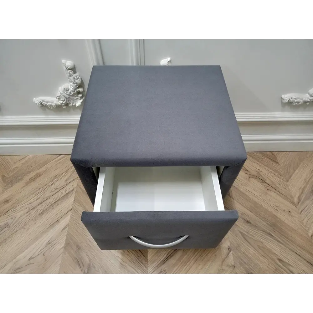 Фото 6 Тумба прикроватная DG-home Estetika Enigma 40x52x38 см 3 ящика ЛДСП цвет серый металлик Фото 6 Тумба прикроватная DG-home Estetika Enigma 40x52x38 см 3 ящика ЛДСП цвет серый металлик