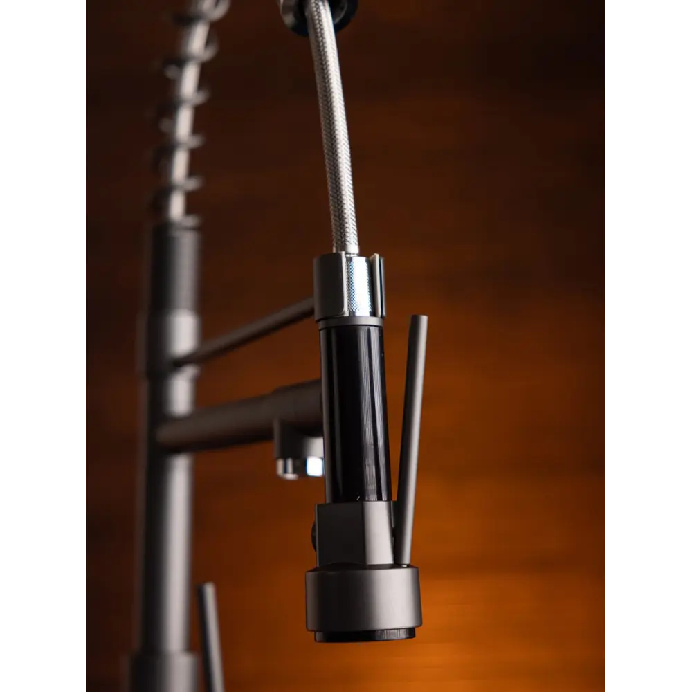 Фото 3 Смеситель для кухни однорычажный Brnou Br-704 высота 19.2 см цвет антрацит Фото 3 Смеситель для кухни однорычажный Brnou Br-704 высота 19.2 см цвет антрацит