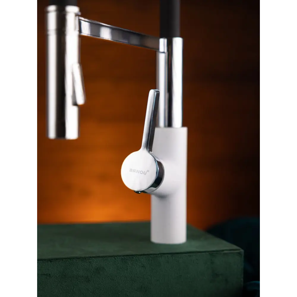 Фото 5 Смеситель для кухни однорычажный Brnou Br760-2 высота 18.5 см цвет бело-черный Фото 5 Смеситель для кухни однорычажный Brnou Br760-2 высота 18.5 см цвет бело-черный