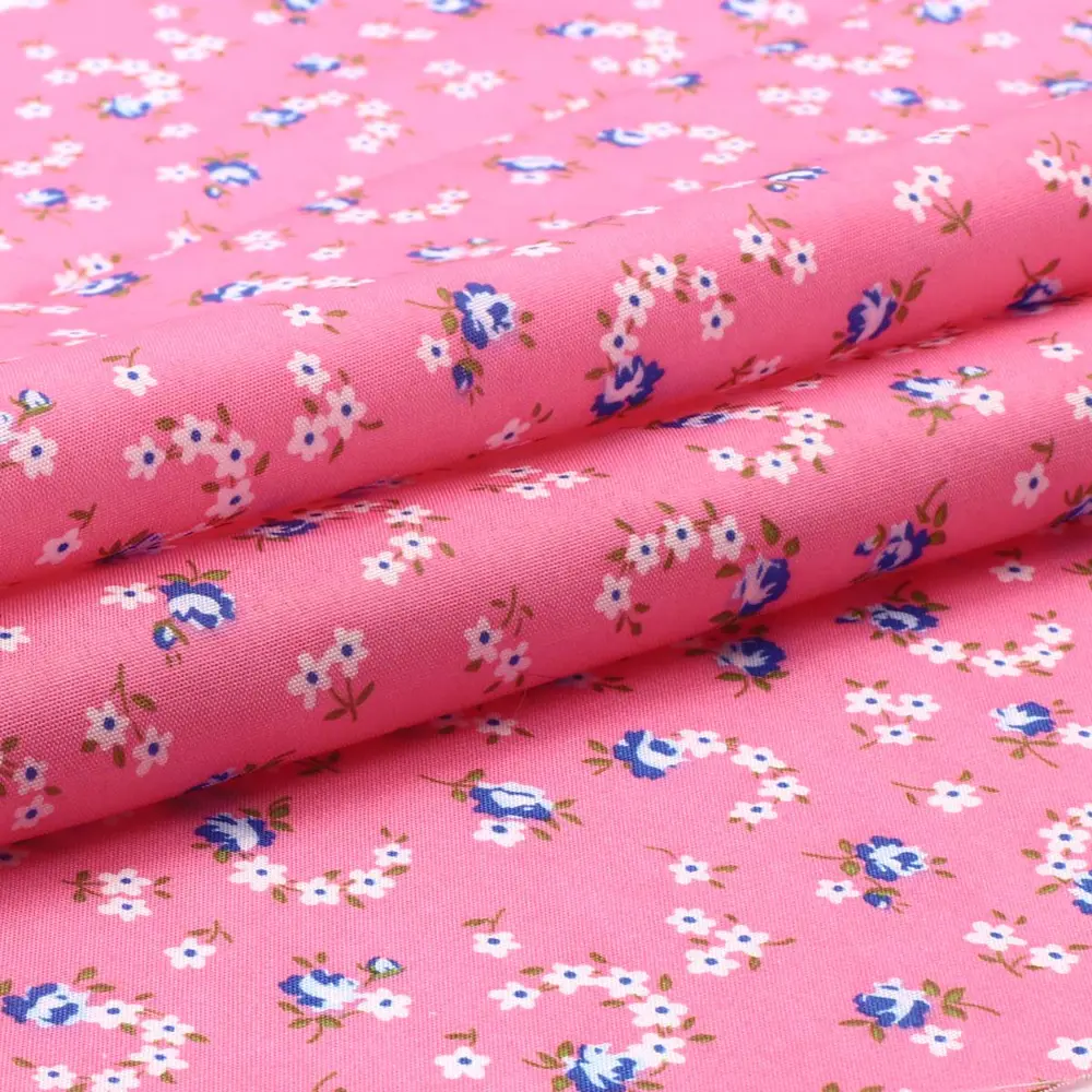 Фото Ткань в мелкий рисунок Astra & Craft 50 x 50 см 100% полиэстер С177 5 розы на розовом