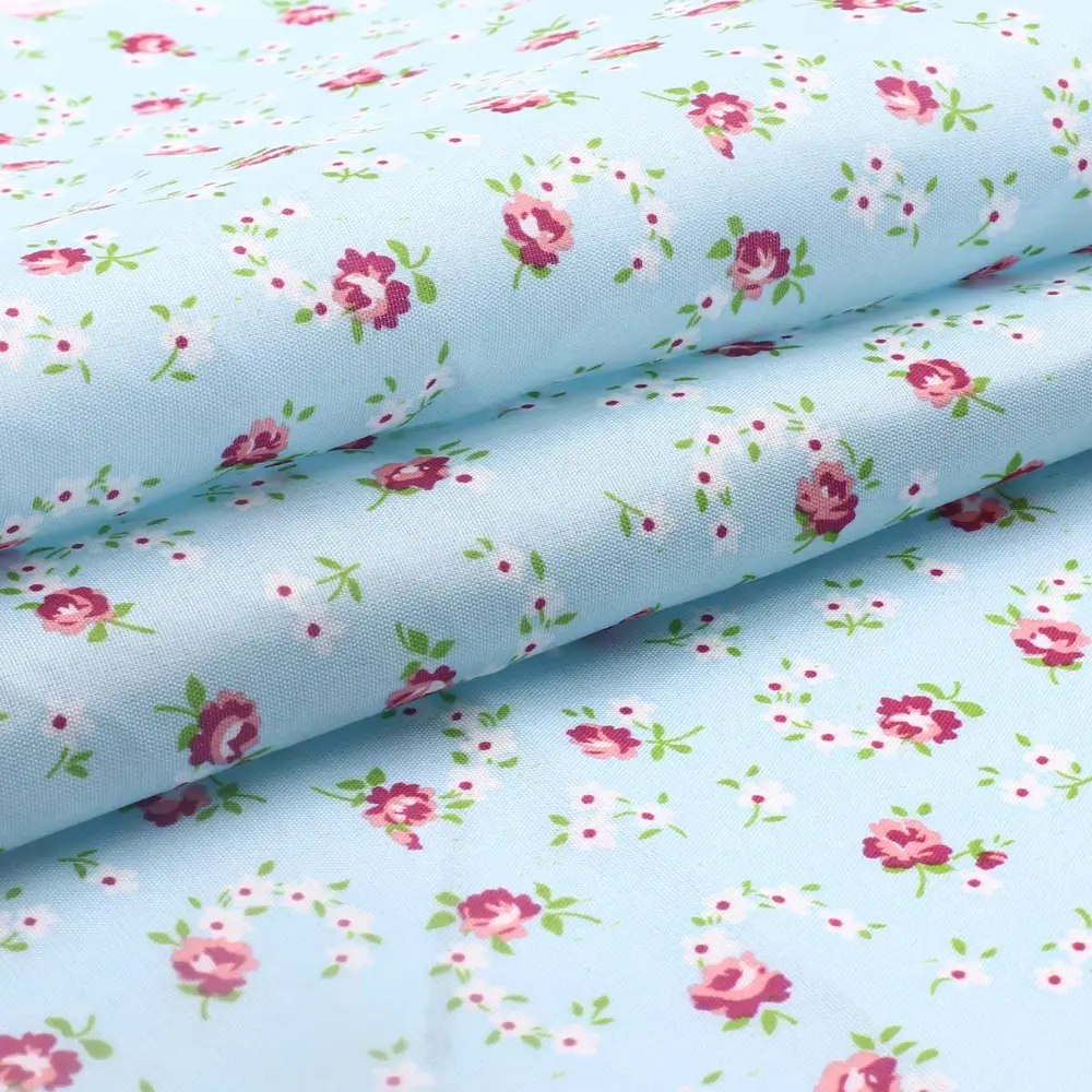 Фото Ткань в мелкий рисунок Astra & Craft 50 x 50 см 100% полиэстер С177 4 розы на голубом