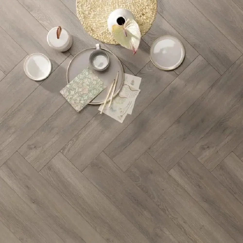 Фото Ламинат Alsafloor Herringbone X Lock Ulysses Елка 33 класс толщина 8 мм с фаской 1.84 м² Фото Ламинат Alsafloor Herringbone X Lock Ulysses Елка 33 класс толщина 8 мм с фаской 1.84 м²