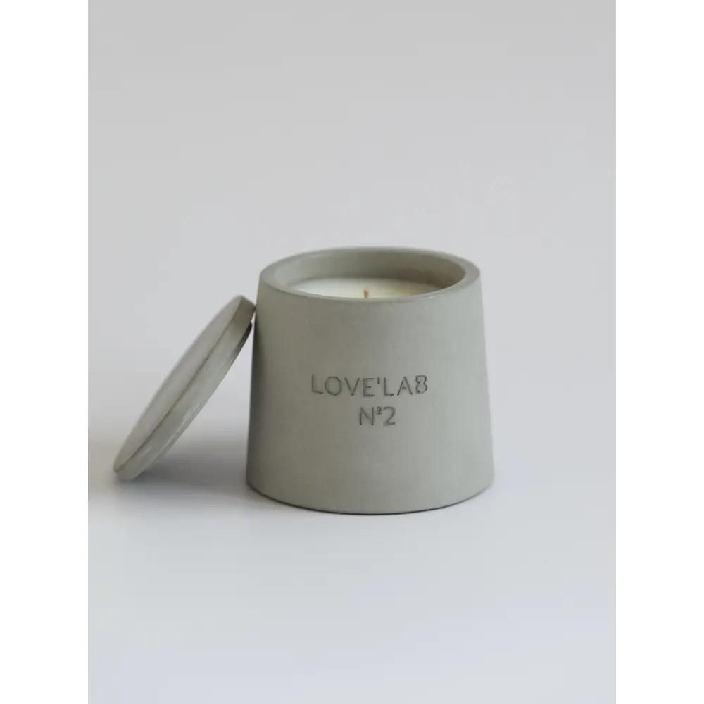 Фото Свеча ароматическая Love'LAB №2 в подсвечнике из бетона с крышкой серая Фото Свеча ароматическая Love'LAB №2 в подсвечнике из бетона с крышкой серая
