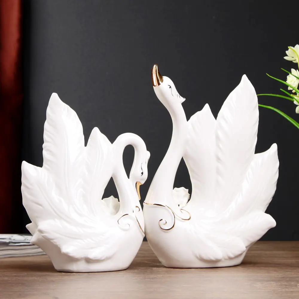 Фото 3 Набор сувениров интерьерных 2 шт "Лебеди с розами" белый с золотом 21.8x16.8x7.8 см и 25x19x9 см