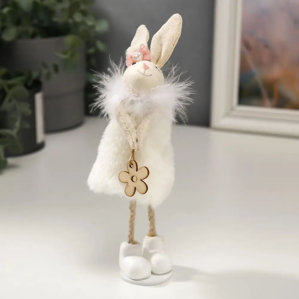 Фото Сувенир интерьерный Зайка в белой шубке, с цветком в лапках 17x4.7x4 см Фото Сувенир интерьерный Зайка в белой шубке, с цветком в лапках 17x4.7x4 см