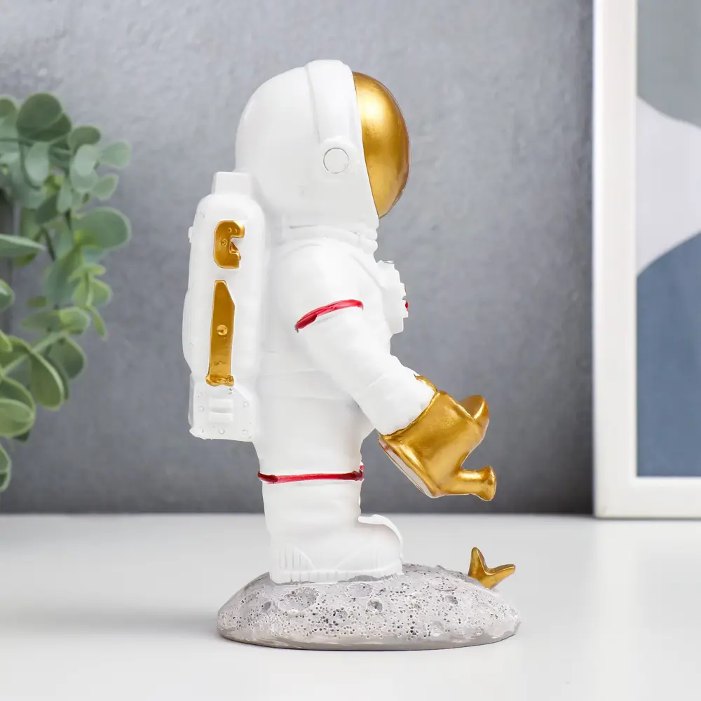 Фото 3 Сувенир интерьерный "Астронавт с золотой лейкой" 15.3x9 см