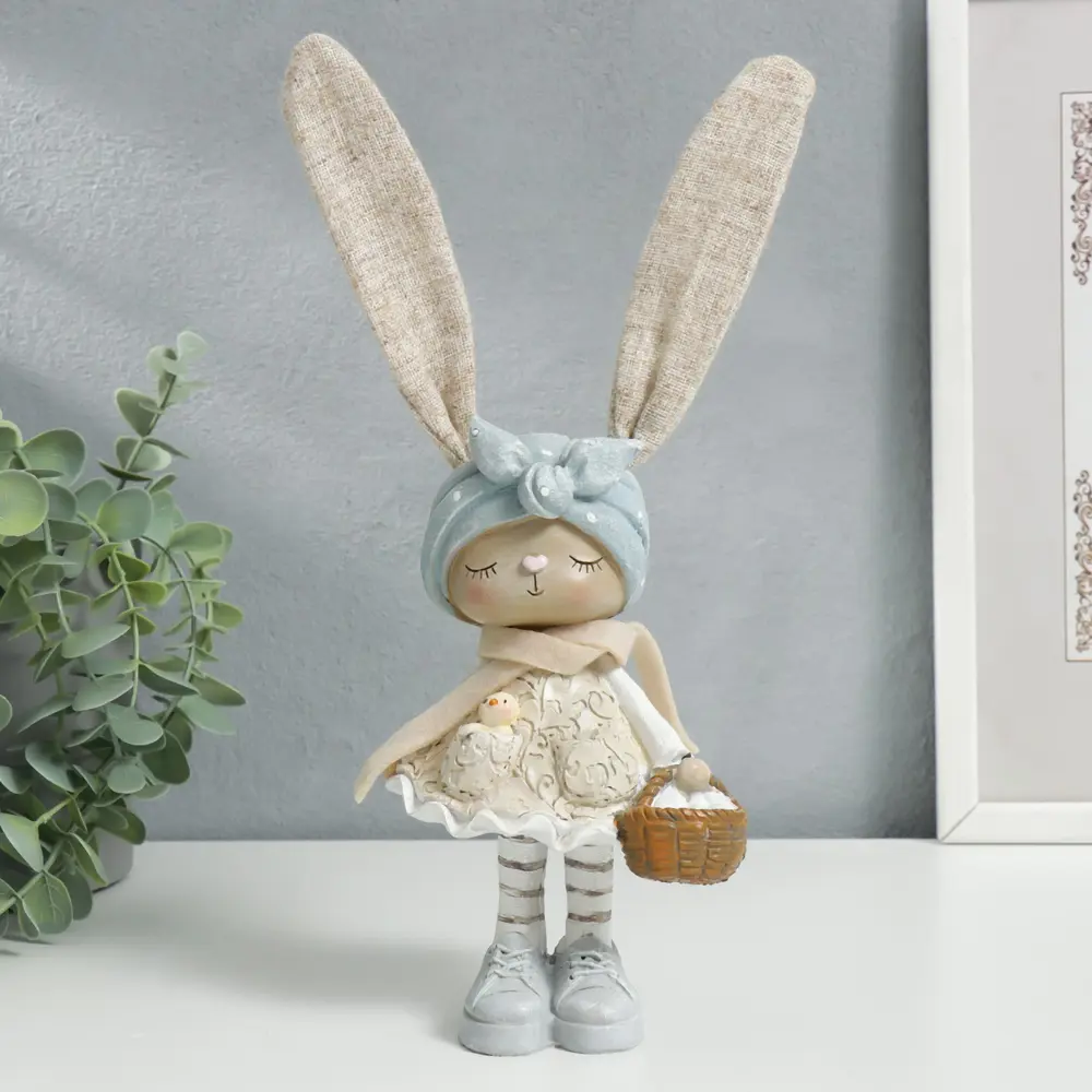 Фото Сувенир интерьерный "Зайка в повязке, с корзиной цветов" бежевый 28x8.3x10.8 см