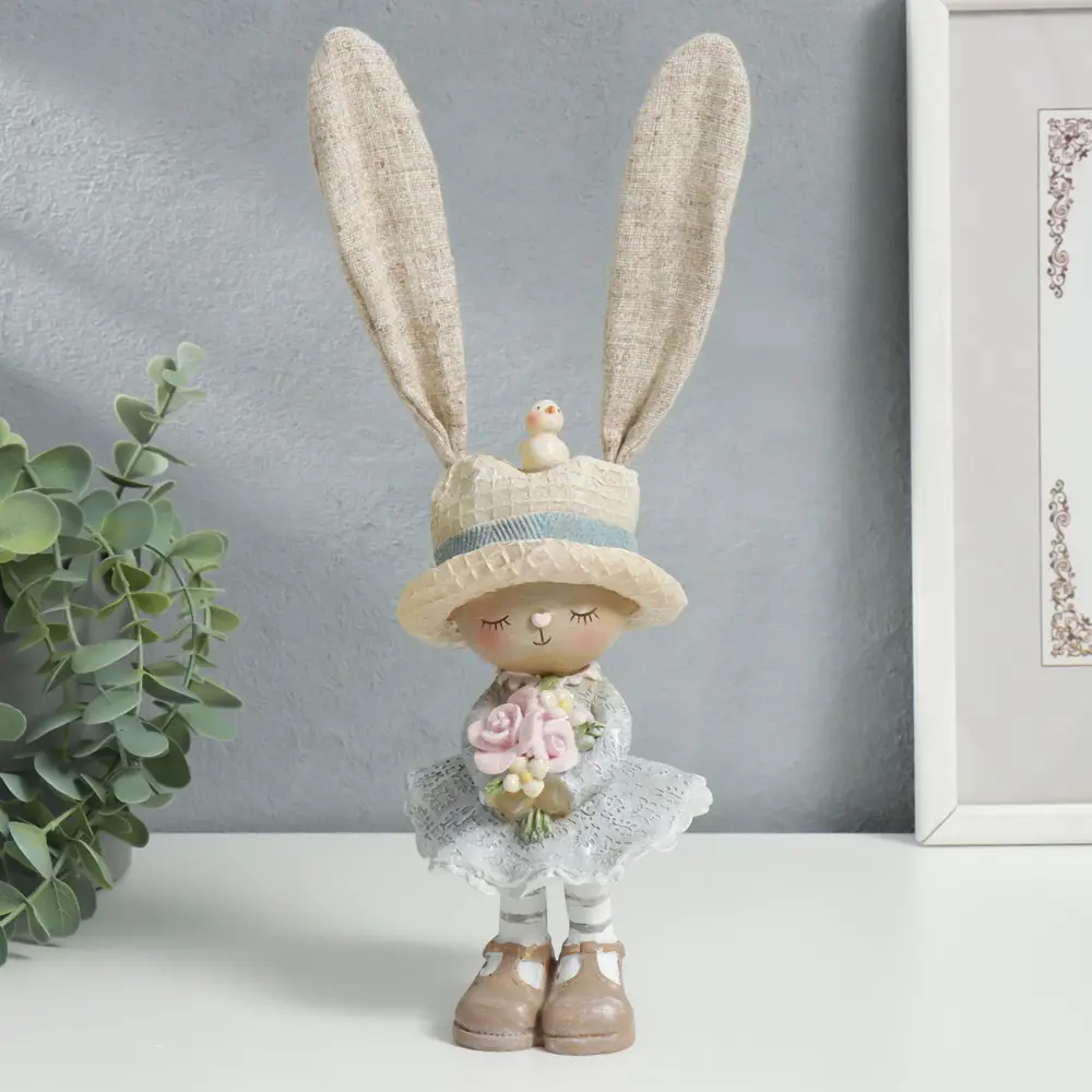 Фото Сувенир интерьерный "Зайка в соломенной шляпке, с букетом цветов" голубой 29x8.5x8.3 см
