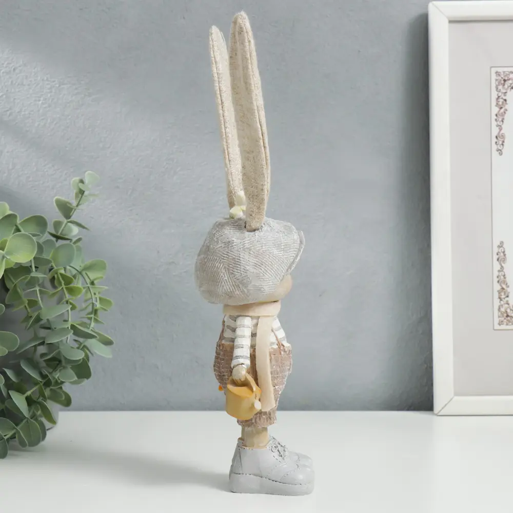 Фото 2 Сувенир интерьерный "Зайка в кепке, комбинезоне, с леечкой и морковкой" бежевый 29x8.5x9.5 см 733017