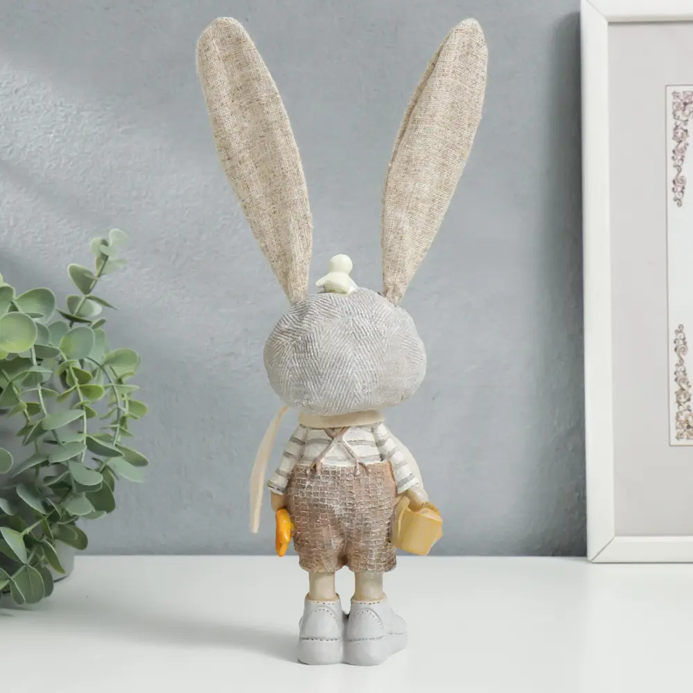 Фото 3 Сувенир интерьерный "Зайка в кепке, комбинезоне, с леечкой и морковкой" бежевый 29x8.5x9.5 см 733017