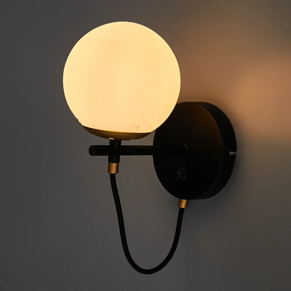 Фото 2 Настенный светильник Lumion Moderni 5212/1W, цвет черный Фото 2 Настенный светильник Lumion Moderni 5212/1W, цвет черный