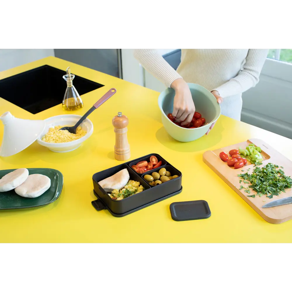 Фото 7 Контейнер для пищевых продуктов бенто Brabantia 2 л пластик цвет темно-серый Фото 7 Контейнер для пищевых продуктов бенто Brabantia 2 л пластик цвет темно-серый