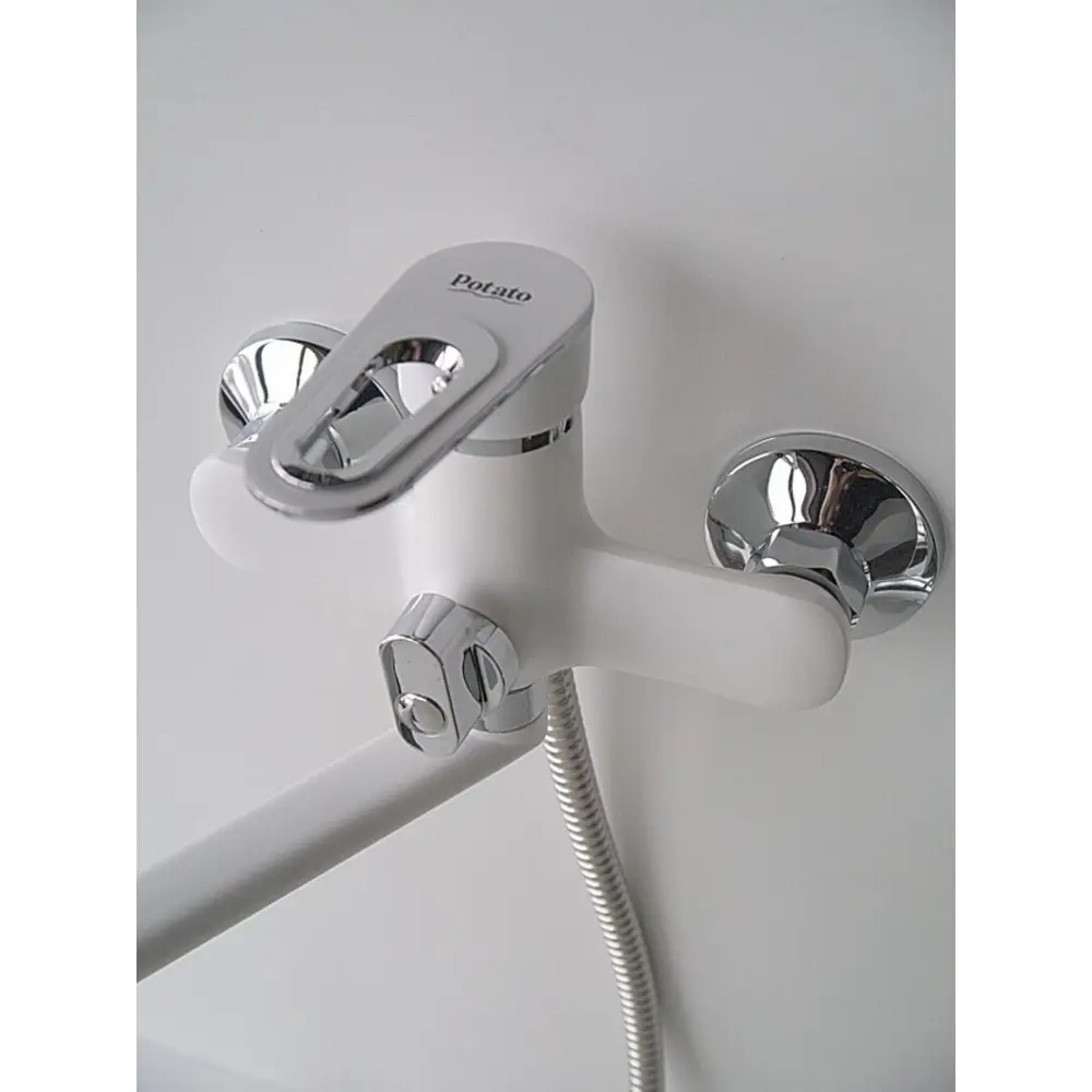 Фото 6 Смеситель для ванны Potato P22274-7 однорычажный с душевой лейкой цвет белый Фото 6 Смеситель для ванны Potato P22274-7 однорычажный с душевой лейкой цвет белый