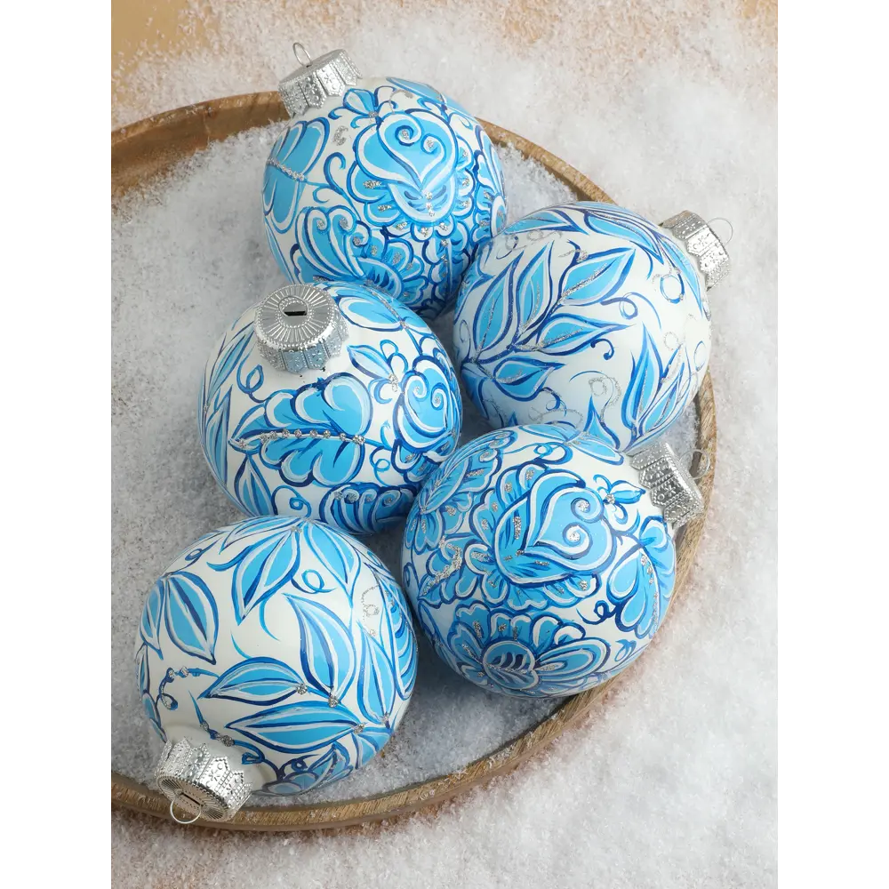Фото 4 Набор елочных шаров Тд текстиль 142961 Гжель листья 10 см синтетическое стекло белый 5 шт Фото 4 Набор елочных шаров Тд текстиль 142961 Гжель листья 10 см синтетическое стекло белый 5 шт