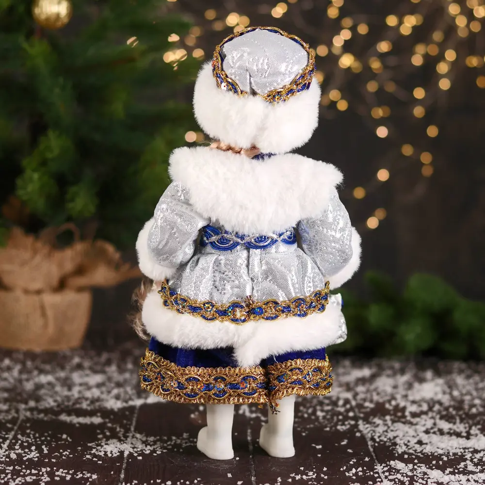 Фото 3 Декоративная фигура Зимнее волшебство Снегурочка в меховом жилете с брошами 32 см серебристо-синий