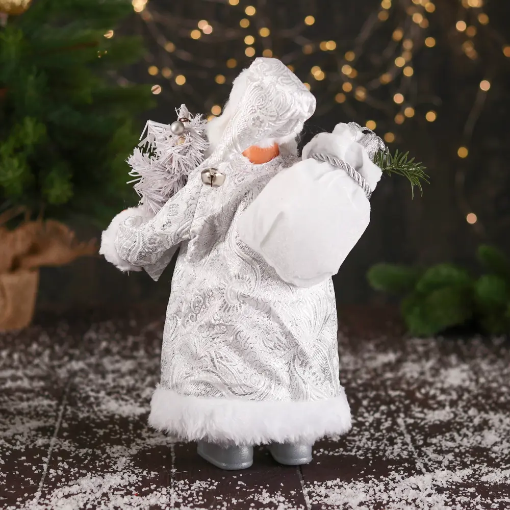Фото 3 Декоративная фигура Зимнее волшебство Дед Мороз в высоком колпачке в ремешке и с мешком 30 см серебристо-белый