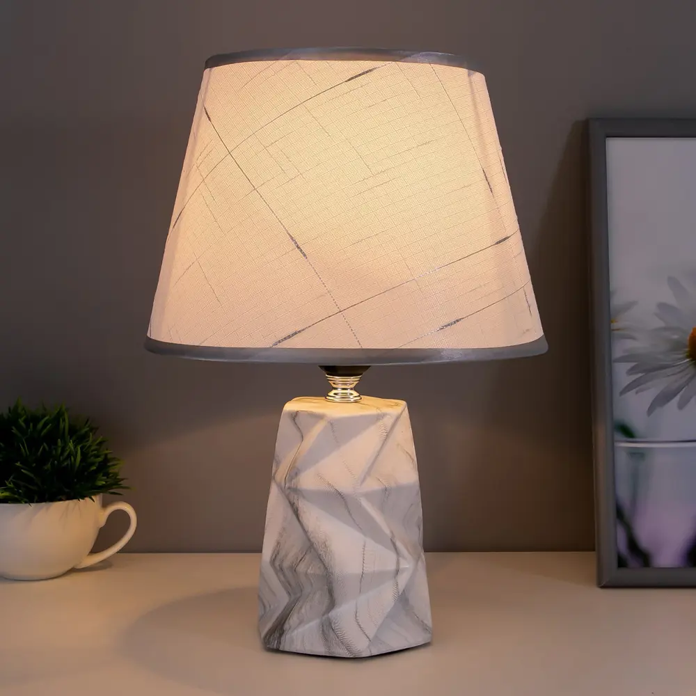 Фото 2 Настольная лампа Risalux 16861/1 40Вт Е27 белый 22.5x22.5x32.5 см Фото 2 Настольная лампа Risalux 16861/1 40Вт Е27 белый 22.5x22.5x32.5 см