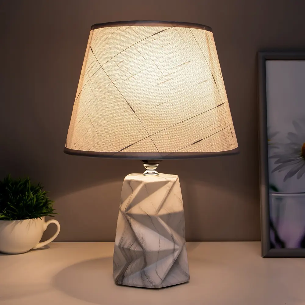 Фото 3 Настольная лампа Risalux 16861/1 40Вт Е27 белый 22.5x22.5x32.5 см Фото 3 Настольная лампа Risalux 16861/1 40Вт Е27 белый 22.5x22.5x32.5 см