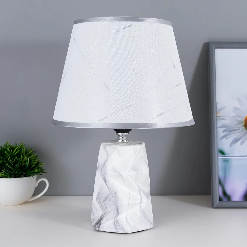 Фото Настольная лампа Risalux 16861/1 40Вт Е27 белый 22.5x22.5x32.5 см Фото Настольная лампа Risalux 16861/1 40Вт Е27 белый 22.5x22.5x32.5 см