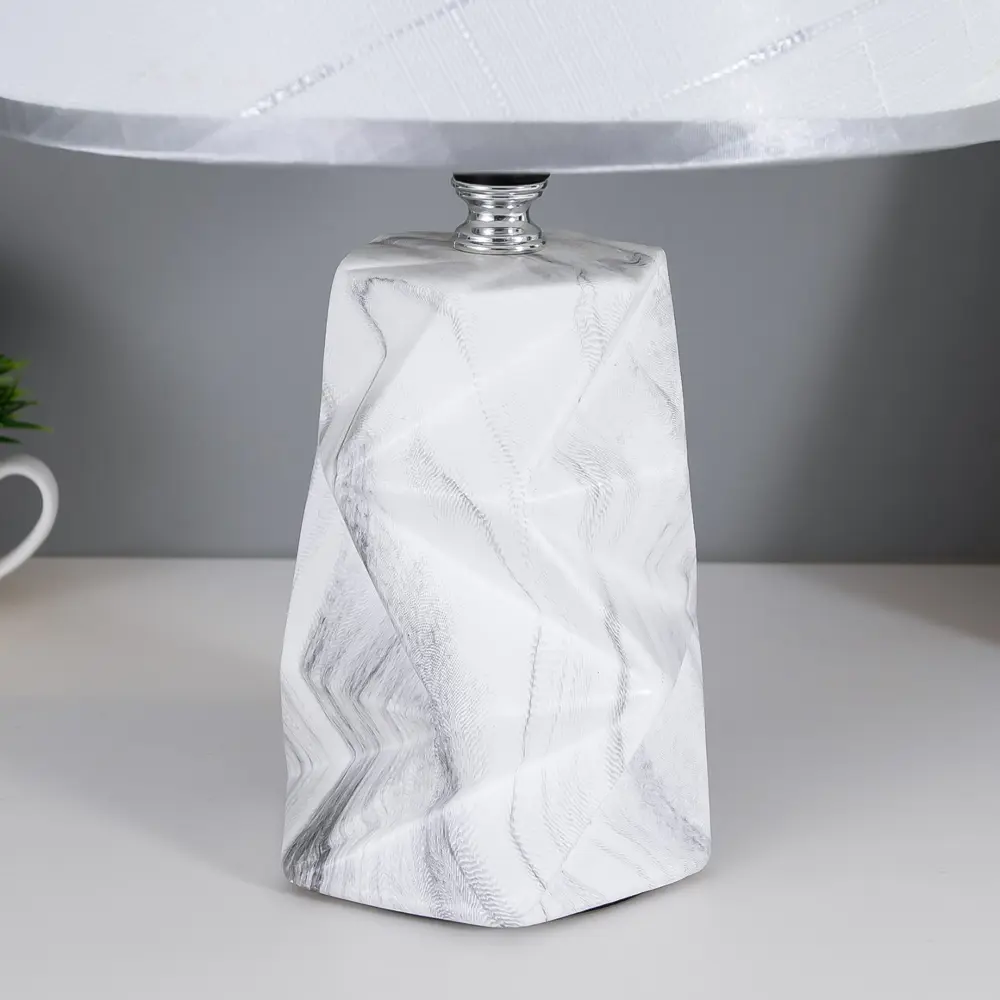 Фото 4 Настольная лампа Risalux 16861/1 40Вт Е27 белый 22.5x22.5x32.5 см Фото 4 Настольная лампа Risalux 16861/1 40Вт Е27 белый 22.5x22.5x32.5 см