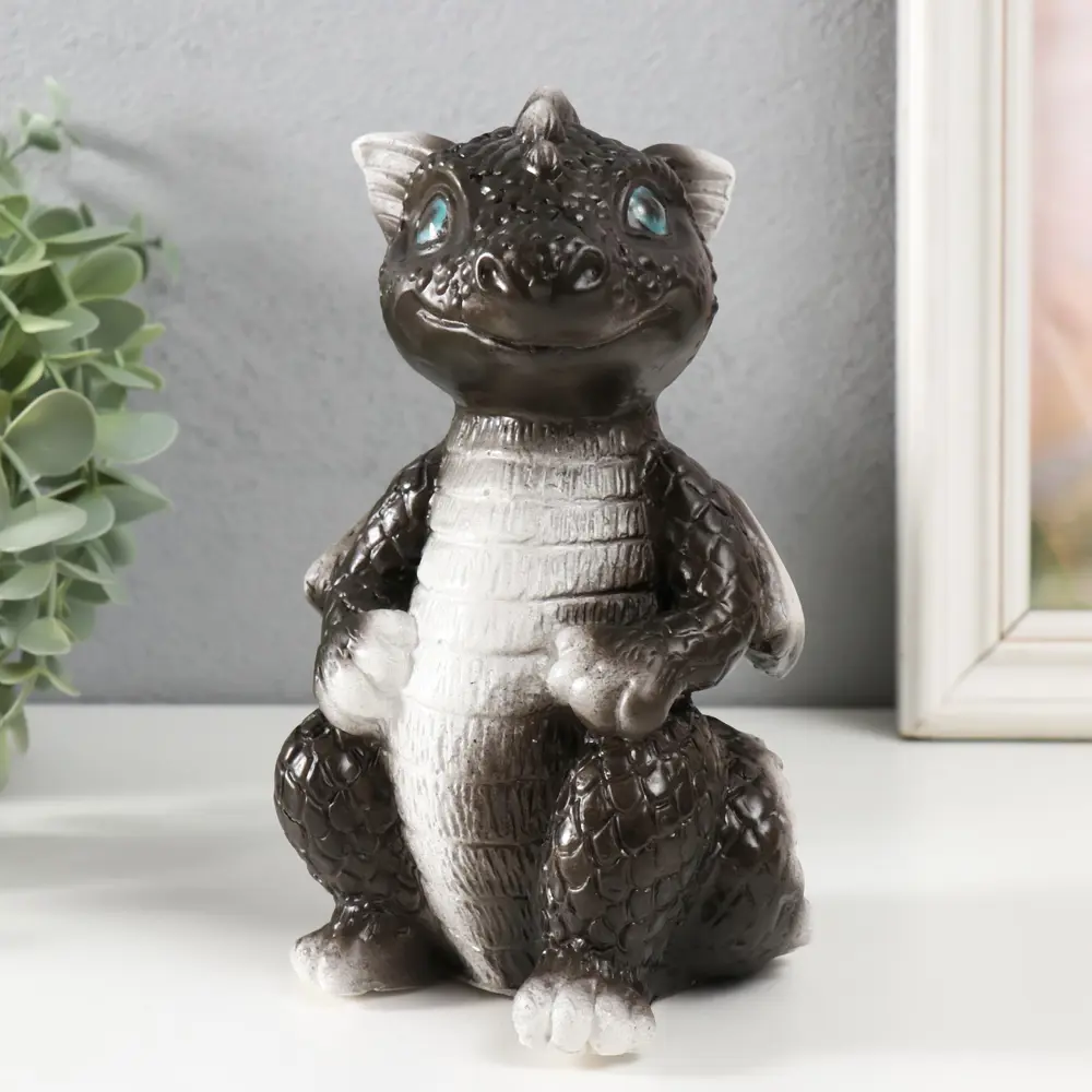 Фото 5 Копилка "Дракончик" 18x10x10 см чёрно-белый Фото 5 Копилка "Дракончик" 18x10x10 см чёрно-белый