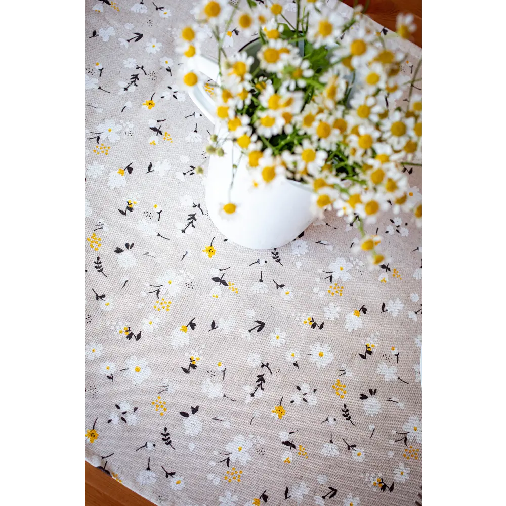 Фото 2 Скатерть на стол Colorprint Daisy прямоугольная 45x175 см цвет бежевый/белый/желтый/черный Фото 2 Скатерть на стол Colorprint Daisy прямоугольная 45x175 см цвет бежевый/белый/желтый/черный