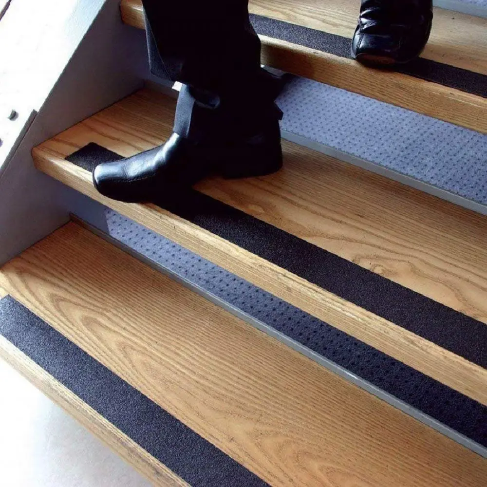 Фото 2 Противоскользящая лента Safetystep крупная зернистость 60 grit размер 50мм х 18.3 м цвет черный Фото 2 Противоскользящая лента Safetystep крупная зернистость 60 grit размер 50мм х 18.3 м цвет черный