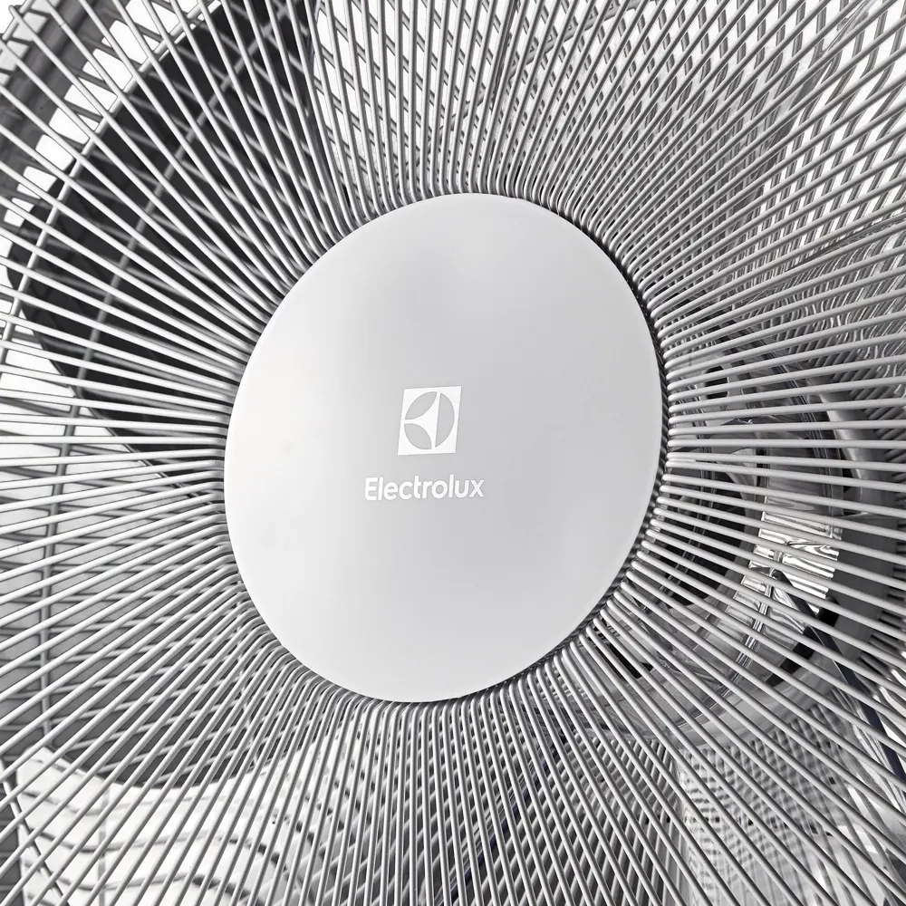 Фото 4 Вентилятор напольный Electrolux EFF - 1006 50 Вт D38.1 см цвет белый Фото 4 Вентилятор напольный Electrolux EFF - 1006 50 Вт D38.1 см цвет белый