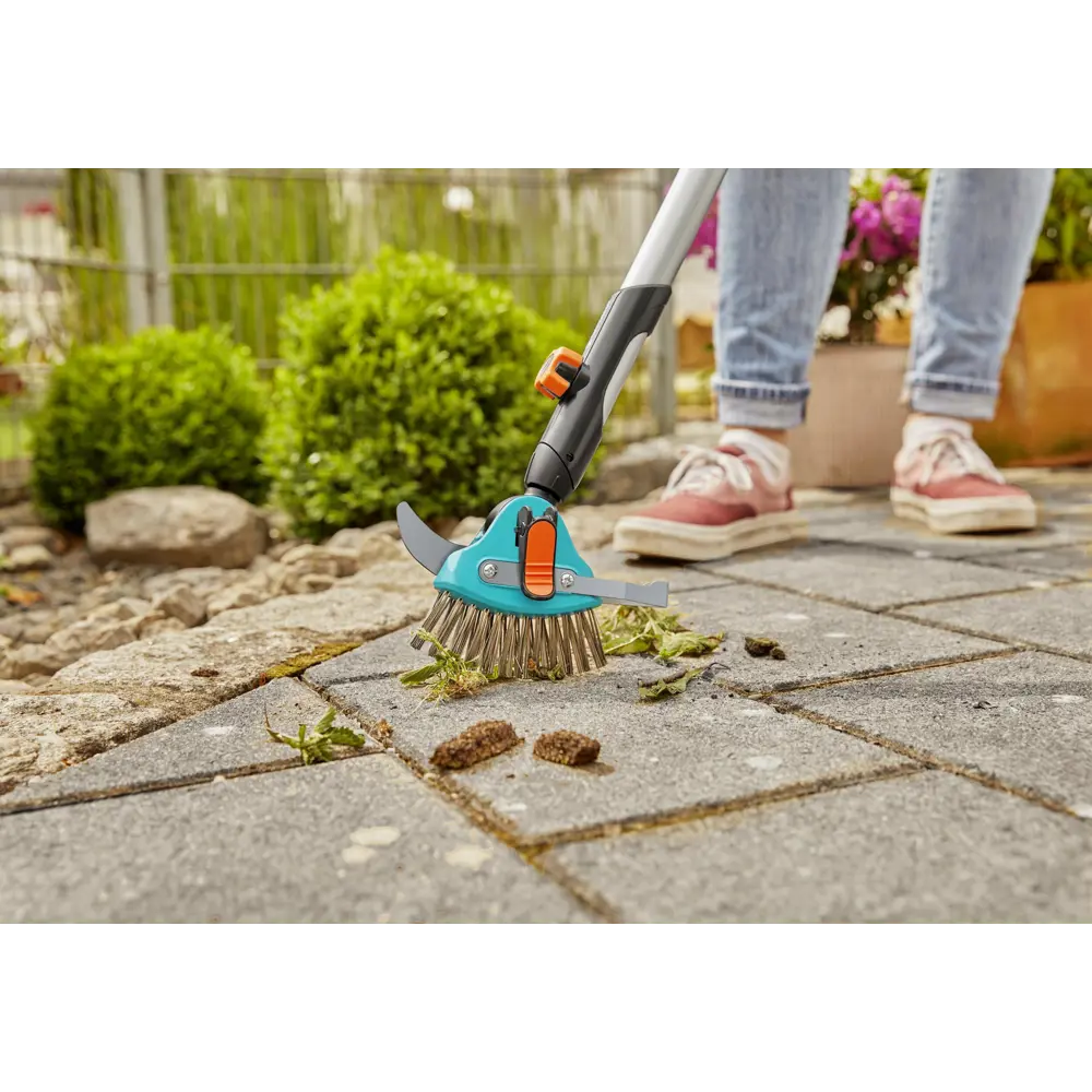 Фото 3 Щетка щелевая Gardena Patio Cleaner для удаления сорняков Фото 3 Щетка щелевая Gardena Patio Cleaner для удаления сорняков