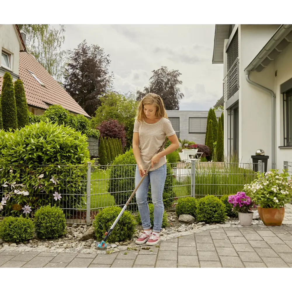 Фото 9 Щетка щелевая Gardena Patio Cleaner для удаления сорняков Фото 9 Щетка щелевая Gardena Patio Cleaner для удаления сорняков