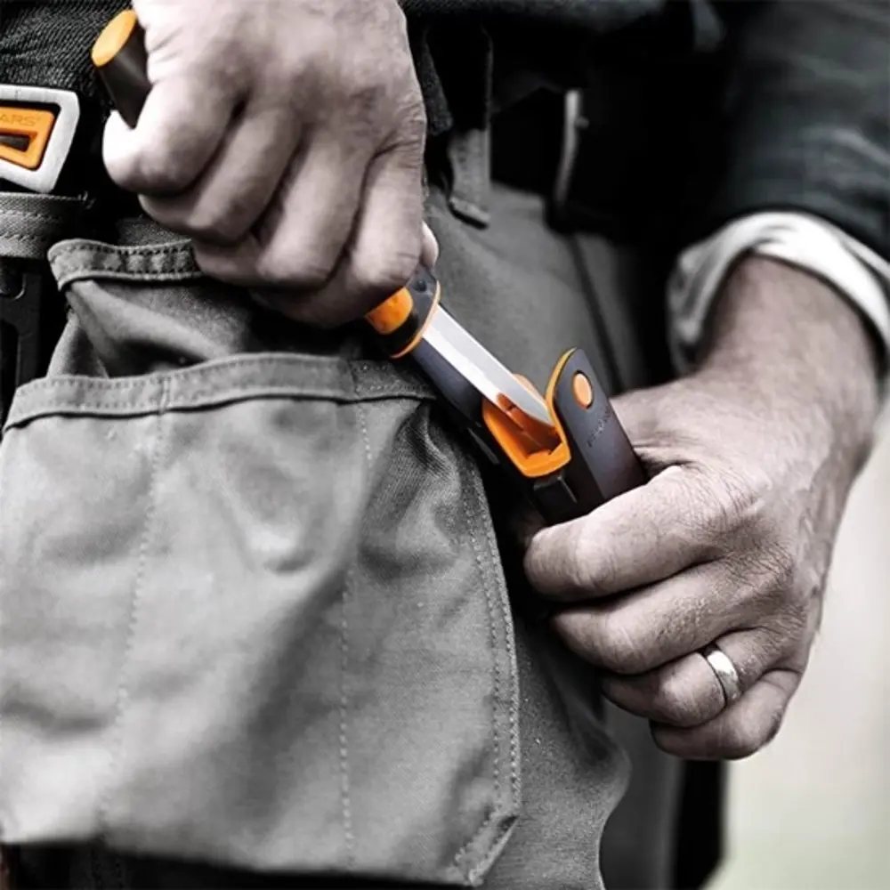 Фото 11 Нож универсальный Fiskars с точилкой Фото 11 Нож универсальный Fiskars с точилкой
