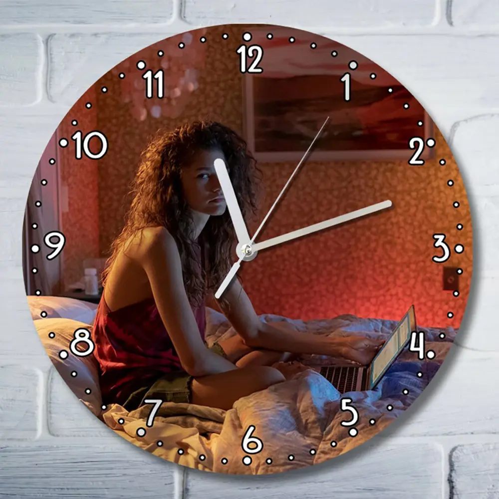 Фото Настенные часы круглые 27 см Бруталити сериалы Euphoria - 3926 цвет черный