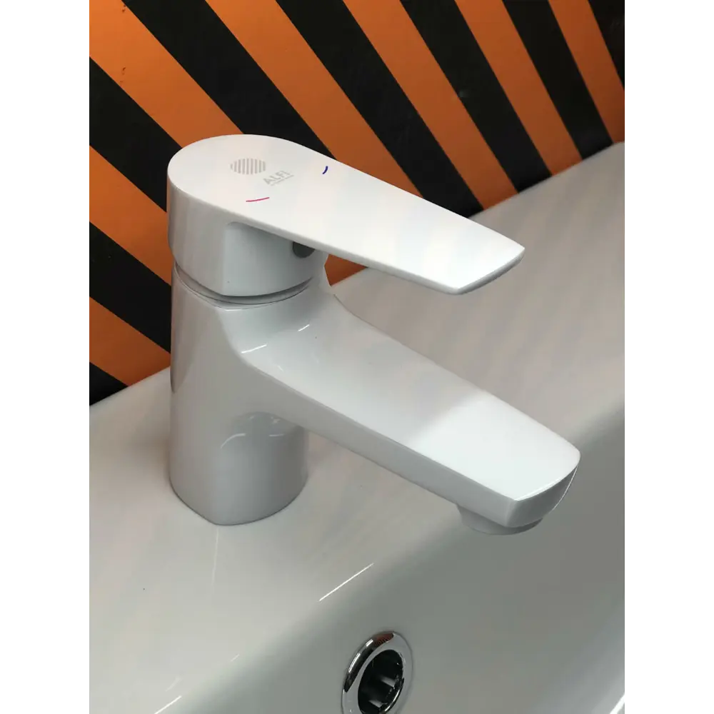 Фото 5 Набор смесителей для ванной комнаты и душевой набор Orange Loop M26-311w 3 режима цвет белый Фото 5 Набор смесителей для ванной комнаты и душевой набор Orange Loop M26-311w 3 режима цвет белый
