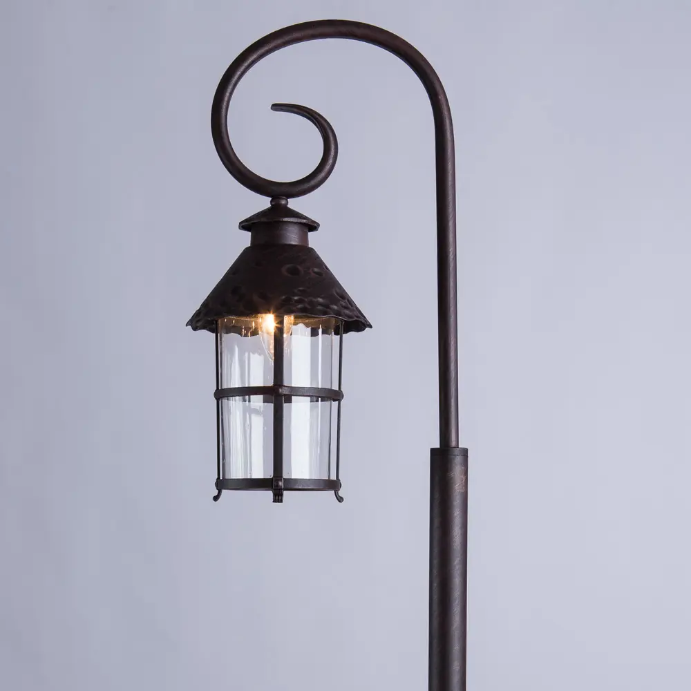 Фото 2 Фонарный столб ARTE LAMP A1466PA-1RI PRAGUE 120 см цвет коричневый Фото 2 Фонарный столб ARTE LAMP A1466PA-1RI PRAGUE 120 см цвет коричневый