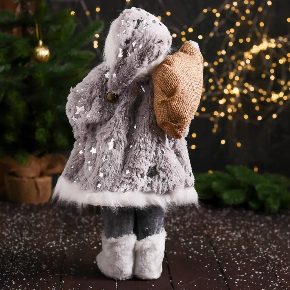 Фото 3 Декоративная фигура Зимнее волшебство Дед Мороз В свитере и меховых ботинках с санками 47 см цвет бело-серый