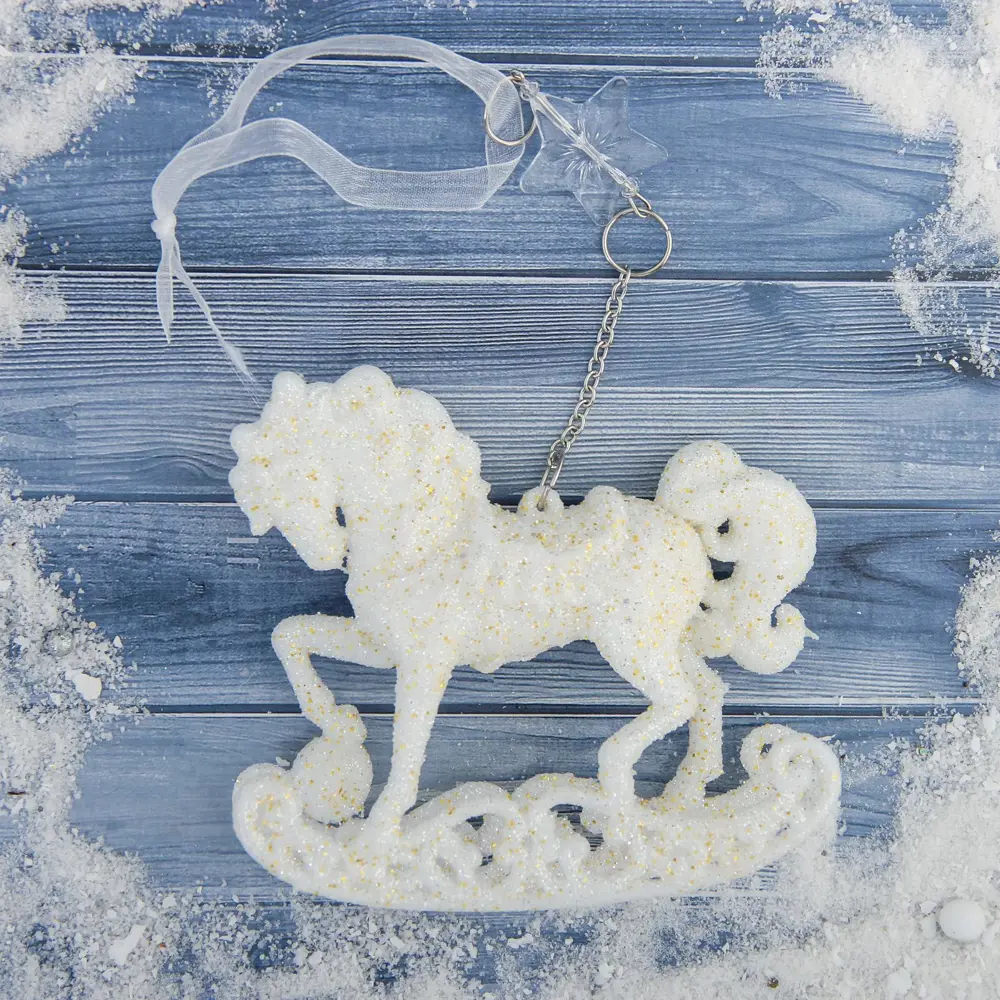 Фото Елочная игрушка Конь на подставке Зимнее волшебство 3576013 10 см белый Фото Елочная игрушка Конь на подставке Зимнее волшебство 3576013 10 см белый