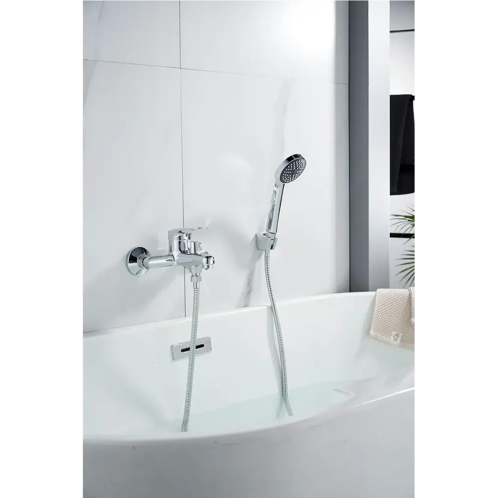 Фото Смеситель для ванны Aloute Al A3102 однорычажный с душевой лейкой цвет серебристый