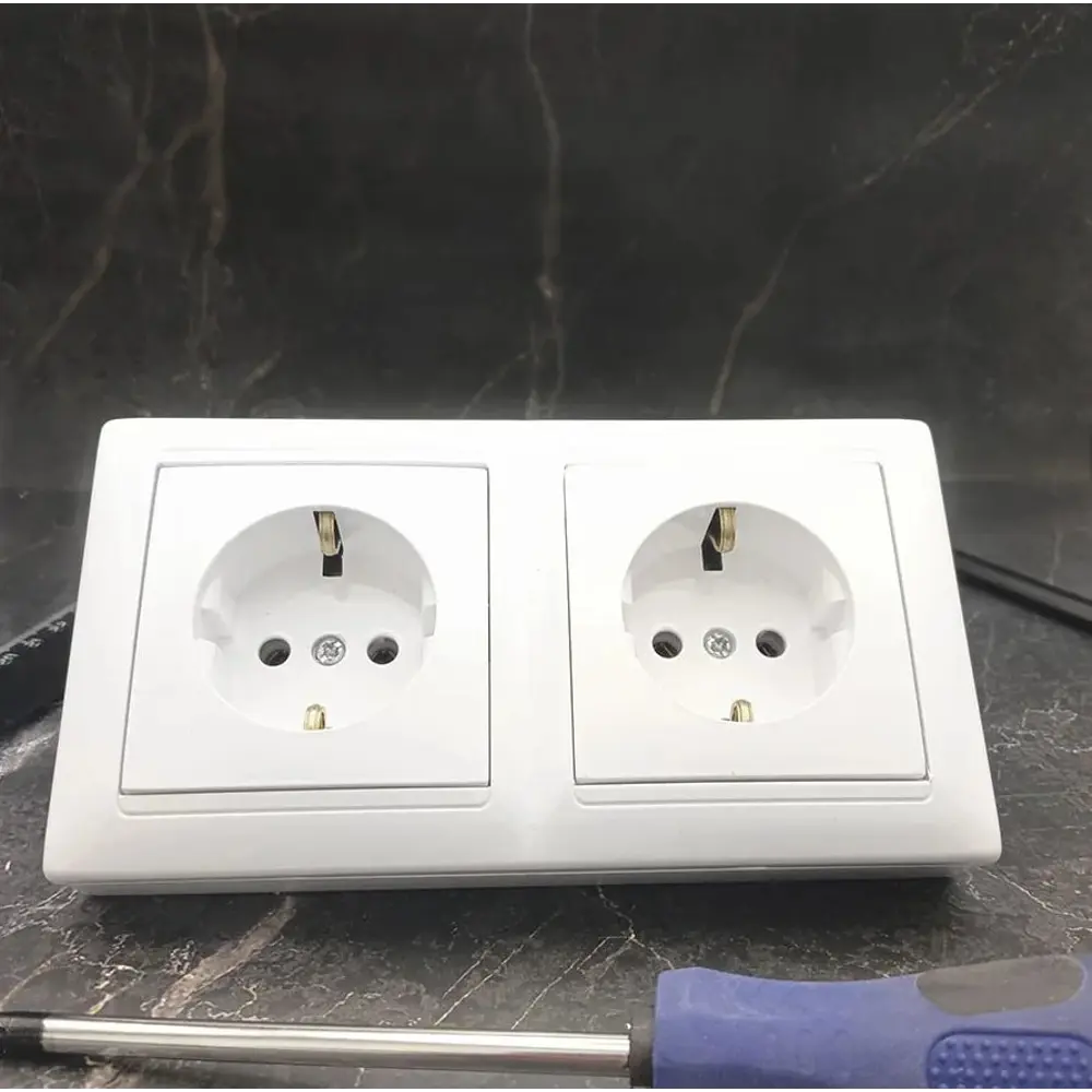 Фото 2 Розетка двойная накладная угловая Bylectrica Стиль ЮЛИГ.735212.215 с заземлением цвет белый Фото 2 Розетка двойная накладная угловая Bylectrica Стиль ЮЛИГ.735212.215 с заземлением цвет белый