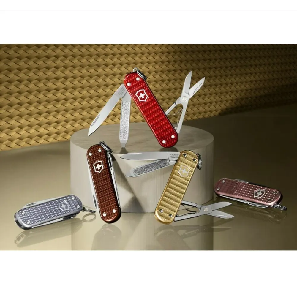 Фото 3 Мультитул Victorinox Classic SD Precious Alox 0.6221.408G алюминиевый корпус 58 мм Фото 3 Мультитул Victorinox Classic SD Precious Alox 0.6221.408G алюминиевый корпус 58 мм