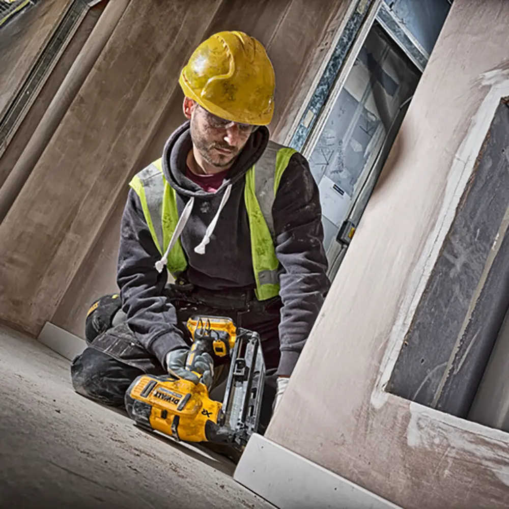 Фото 3 Пистолет гвоздезабивной аккумуляторный Dewalt DCN660P2, 18 В Li-Ion 2x5 Ач Фото 3 Пистолет гвоздезабивной аккумуляторный Dewalt DCN660P2, 18 В Li-Ion 2x5 Ач
