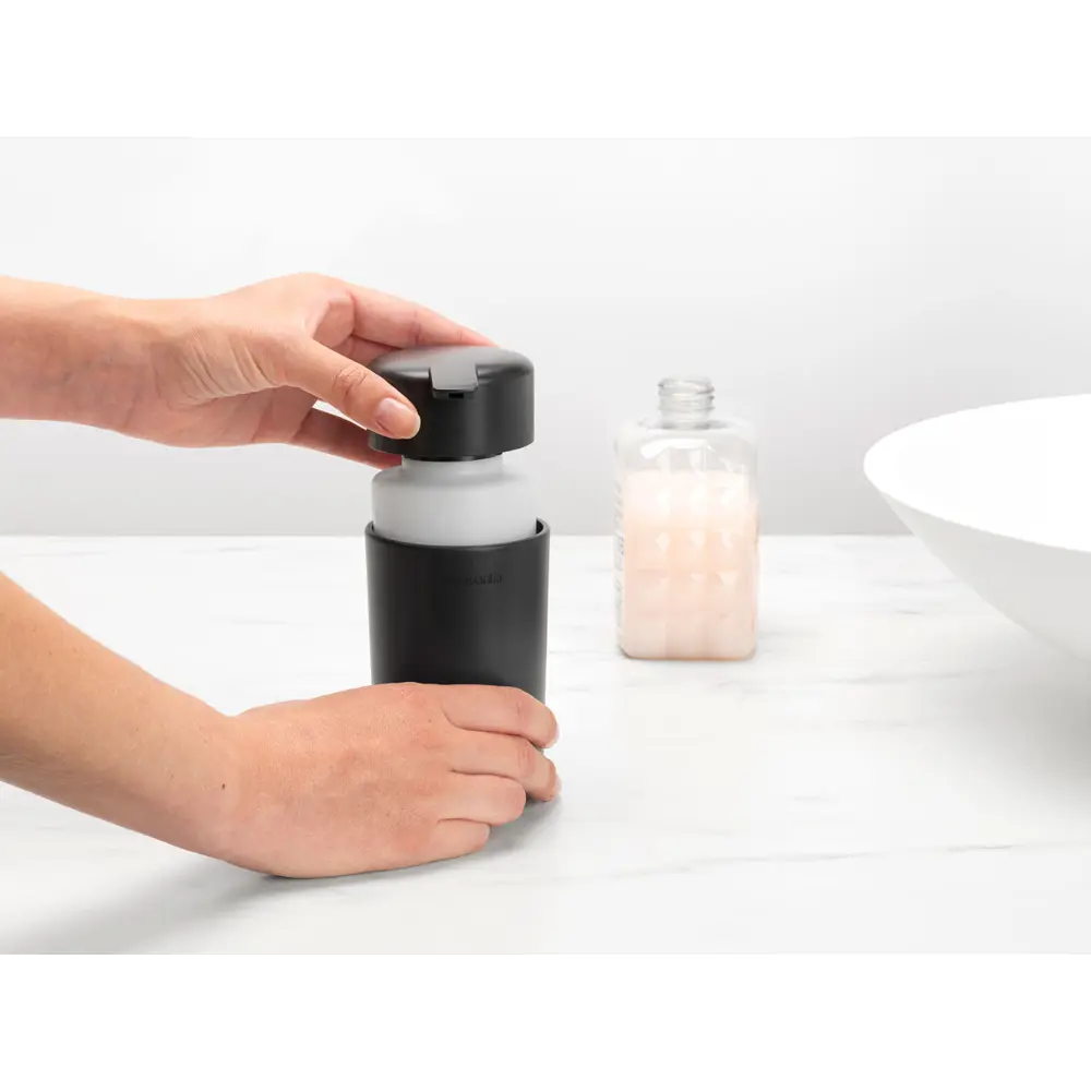 Фото 2 Диспенсер для жидкого мыла Brabantia "ReNew" темно-серый 280245 Фото 2 Диспенсер для жидкого мыла Brabantia "ReNew" темно-серый 280245