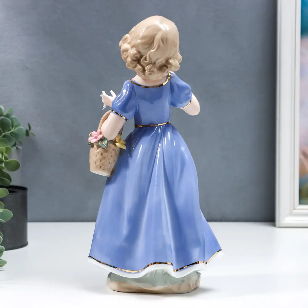 Фото 3 Фигурка сувенирная Simaland "Девочка в голубом платье с голубем на руке, с корзиной цветов" 30 см