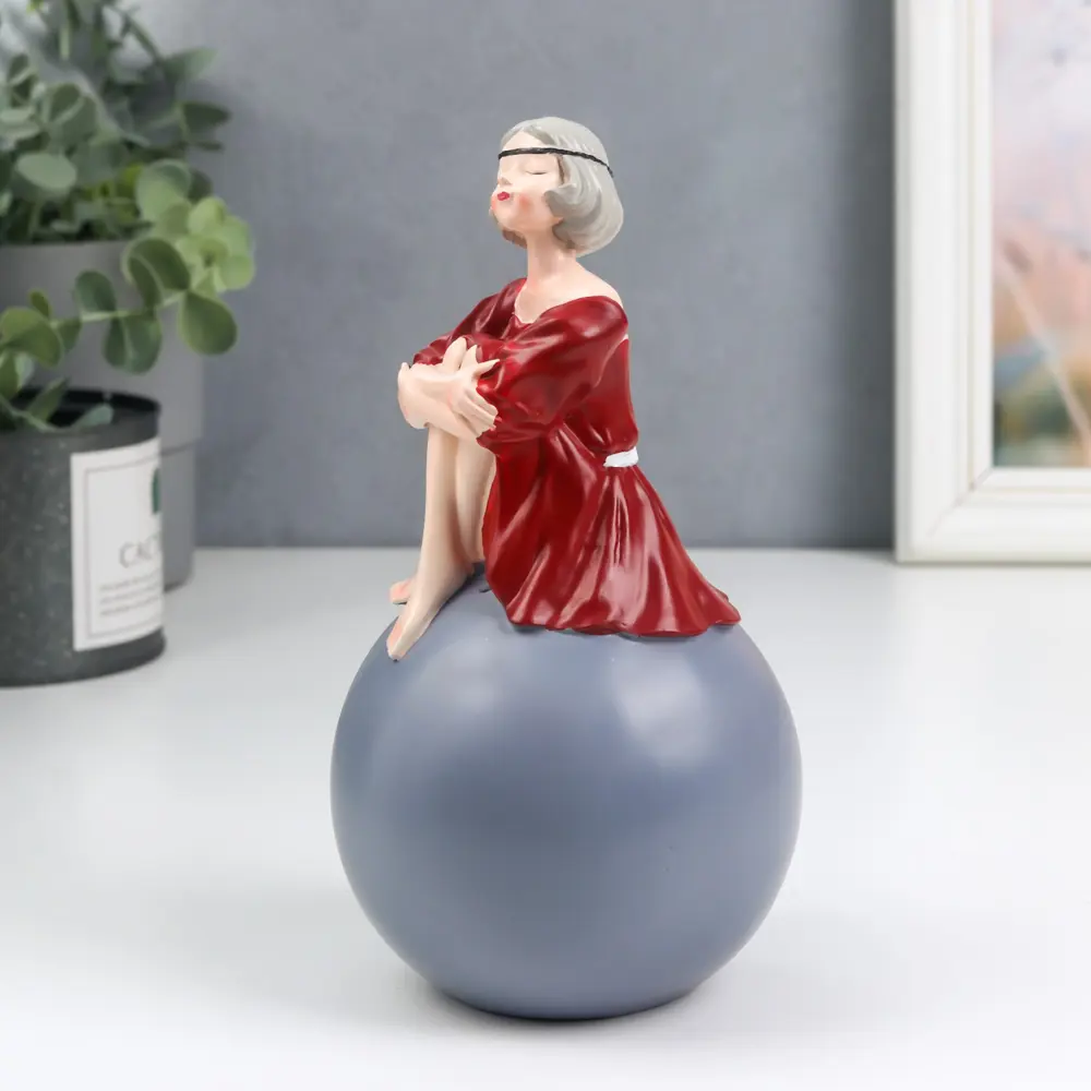 Фото Фигурка сувенирная Simaland Девушка в бордовом платье на шаре 17.5x10x10 см