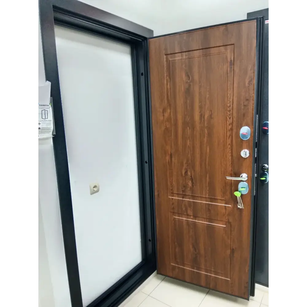 Фото 4 Входная дверь Buldoors Buldoors Termo левый 205x86см цвет букле черный штамп/орех грецкий Фото 4 Входная дверь Buldoors Buldoors Termo левый 205x86см цвет букле черный штамп/орех грецкий