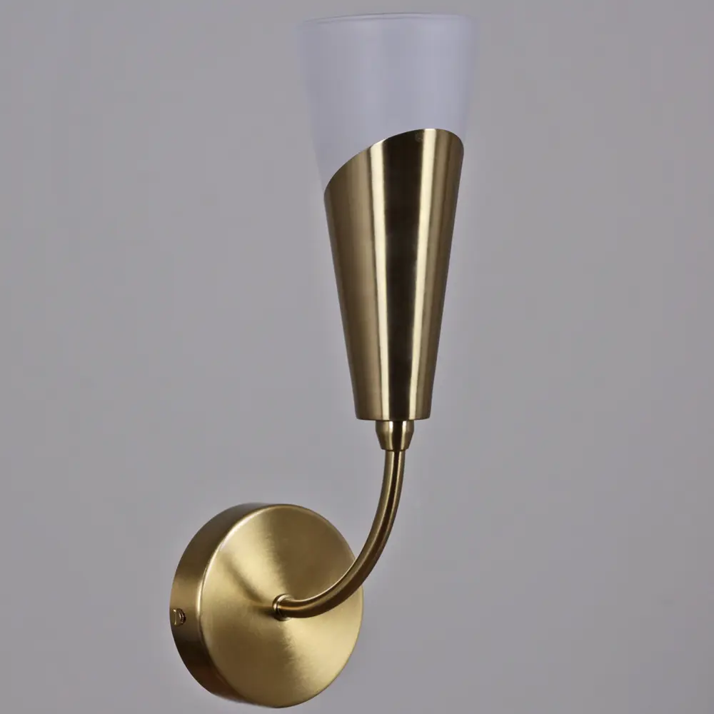 Фото 2 Настенный светильник Illumico Il0459-1w-79 brass цвет жёлтый/золотой Фото 2 Настенный светильник Illumico Il0459-1w-79 brass цвет жёлтый/золотой