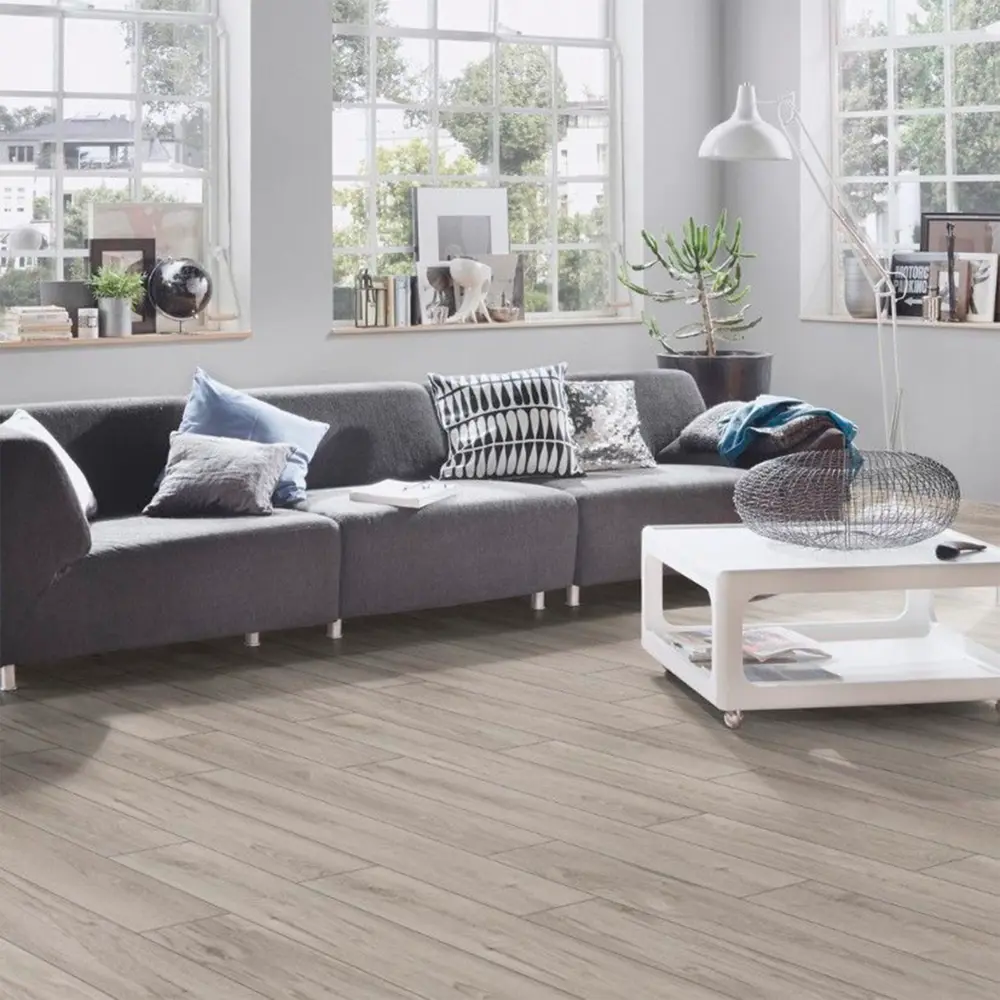 Фото Ламинат Kronospan Super Natural Classic Дуб Лонгбоу 33 класс толщина 8 мм с фаской 2.22 м², цена за упаковку Фото Ламинат Kronospan Super Natural Classic Дуб Лонгбоу 33 класс толщина 8 мм с фаской 2.22 м², цена за упаковку