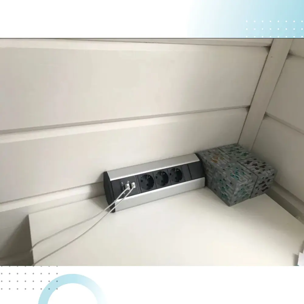 Фото 6 Розетка тройная угловая накладная Gls Tringle D17070 с заземлением 2 USB цвет серебристый Фото 6 Розетка тройная угловая накладная Gls Tringle D17070 с заземлением 2 USB цвет серебристый