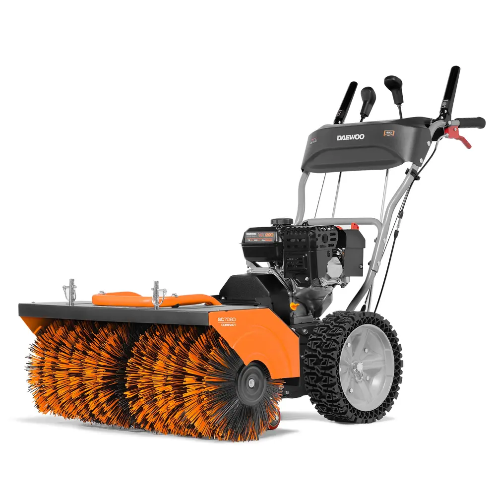 Фото Подметальная машина бензиновая DeWORKS SC 7080, 7.5л.с. 80см Фото Подметальная машина бензиновая DeWORKS SC 7080, 7.5л.с. 80см