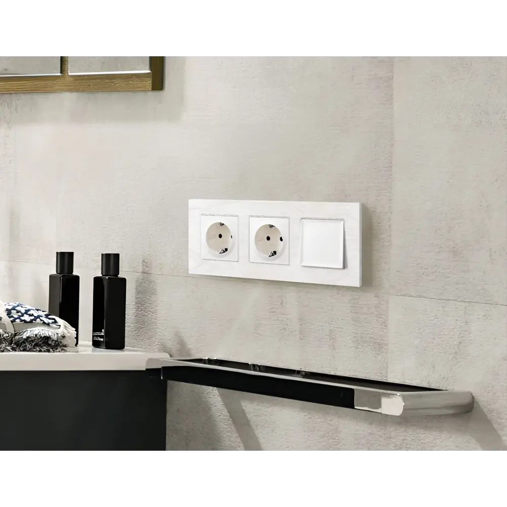 Фото 3 Рамка для розеток и выключателей Ambrella volt Alfa Grand AF930102 2 поста цвет белый мрамор Фото 3 Рамка для розеток и выключателей Ambrella volt Alfa Grand AF930102 2 поста цвет белый мрамор