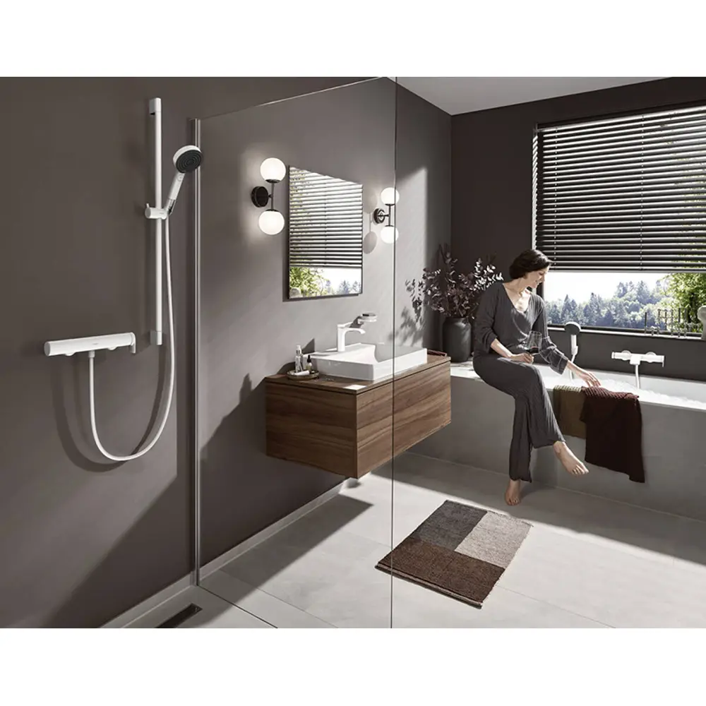 Фото 4 Смеситель для ванны Hansgrohe 75420700 однорычажный цвет белый матовый Фото 4 Смеситель для ванны Hansgrohe 75420700 однорычажный цвет белый матовый